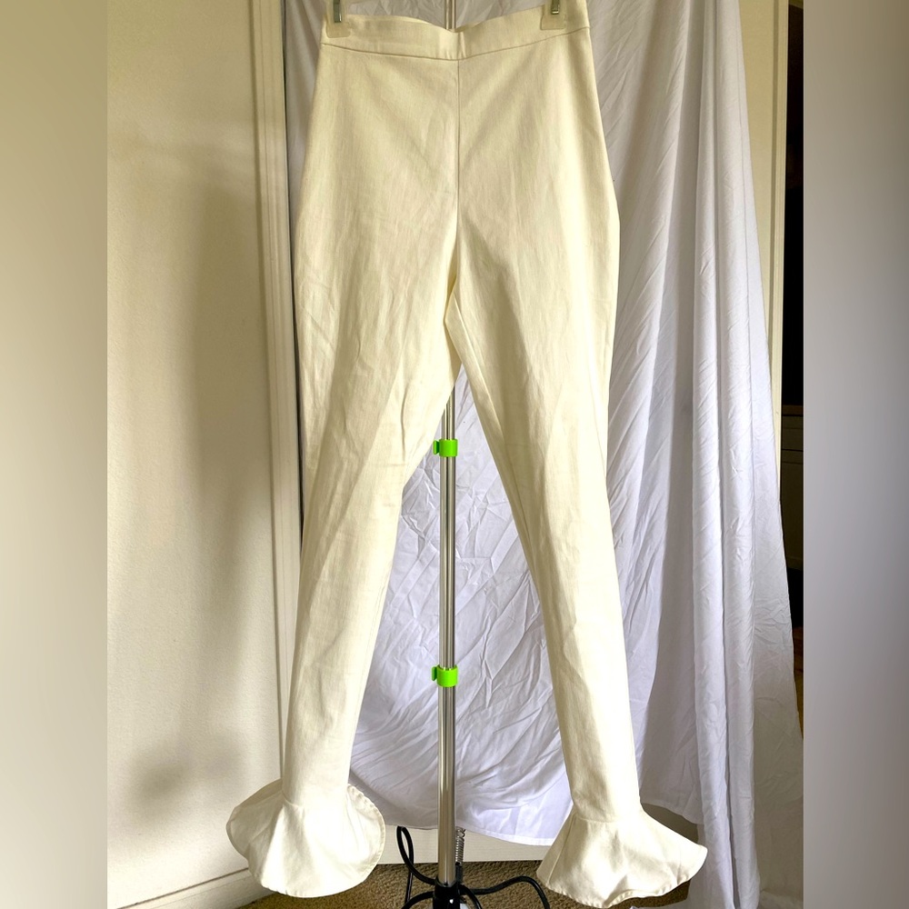 White fitted flared pants. Never worn !